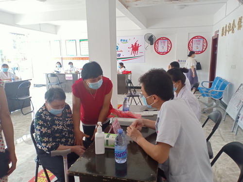 黄春�?专家们为贫困户进行健康检查_调整大小.jpg