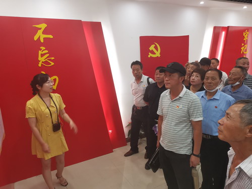 永安分公司荆东杰：党员同志在参观纪念馆（1）_调整大小.jpg