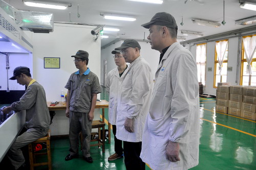 （建议采用）陈玉�?机电（控股）公司党委委员、副总经理陈伯炜一行深入电子雷管生产线检查_调整大小.JPG