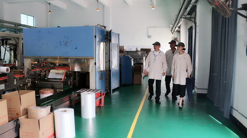 （建议采用）吴瑶：省机电控股公司党委委员、副总经理陈伯炜深入龙岩分公司乳化一车间开展安全检查_调整大小.jpg