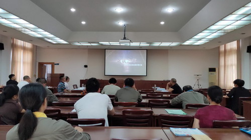 （建议采用）永安分公司郭志强：会议成员在观看违法违纪警示录纪录片_调整大小.jpg
