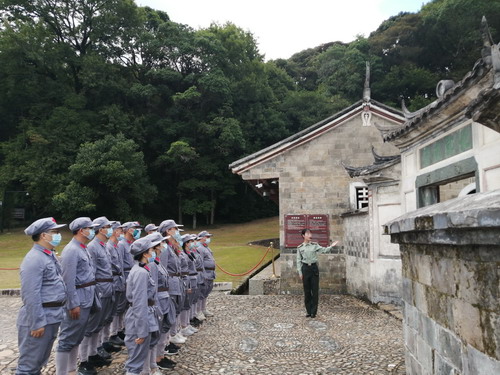 （建议采用）民化建设公司+陈余�?参观古田纪念馆_调整大小.jpg