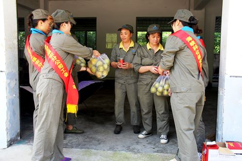 陈宏金：福安分公司工会、女工委到生产一线为职工送清凉�?.jpg