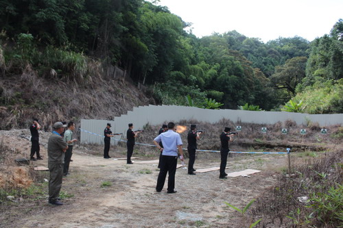 （建议采用）永安分公司赖宝禄：保卫部队员在进行实弹射击训练_调整大小.JPG