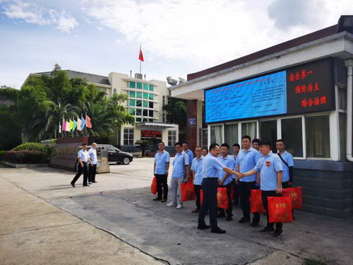 永安双华公司李维德：永安双华公司工会积极开展夏季“送清凉、保安全”活动_调整大小.jpg