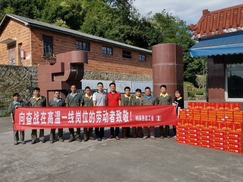 烽林叶彤：县总防暑降温慰问_调整大小.jpg