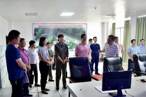 吴瑶：龙岩市新罗区委书记陈金龙前往龙岩分公司开展危化品储存安全专项检查_调整大小.jpg