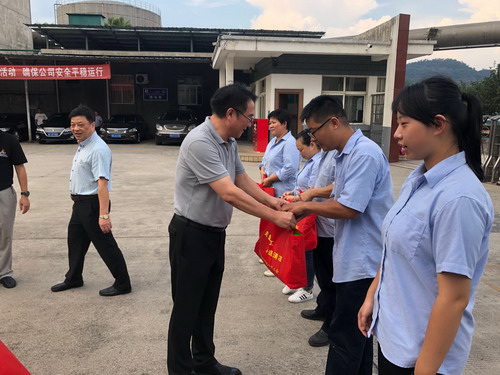 永安双华公司吴泉艳:海峡科化党委书记、董事长吴彩洪为双华公司员工送清凉现场_调整大小.jpg 永安双华公司吴泉艳:海峡科化党委书记、董事长吴彩洪为双华公司员工送清凉现场_调整大小.jpg