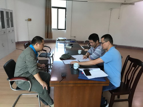永安分公司徐建：检查组在查阅内页资料（1）_调整大小.jpg