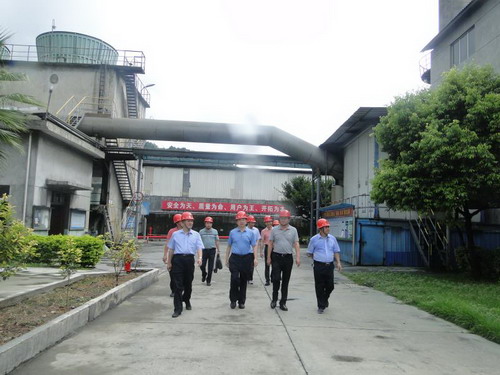 永安双华公司邓焱珍：省机电控股公司党委书记、董事长王会锦查看现�?_调整大小.JPG