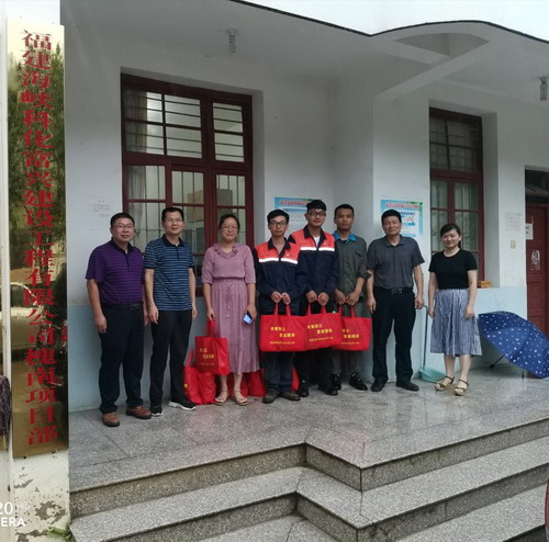 富兴建设-来庆�?海峡科化公司领导到富兴建设公司槐南项目部慰问一线职工_调整大小.jpg