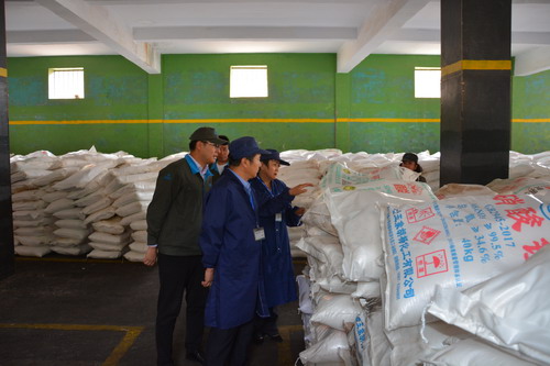 海西州市场监督管理局对海西东诺公司硝酸铵仓库进行专项安全检查现场_调整大小.jpg