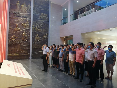 海科永春 刘敏 永春分公司开展“铭记历史，砥砺前行”纪念抗战胜�?5周年主题党日教育活动  重温入党誓词_调整大小.jpg