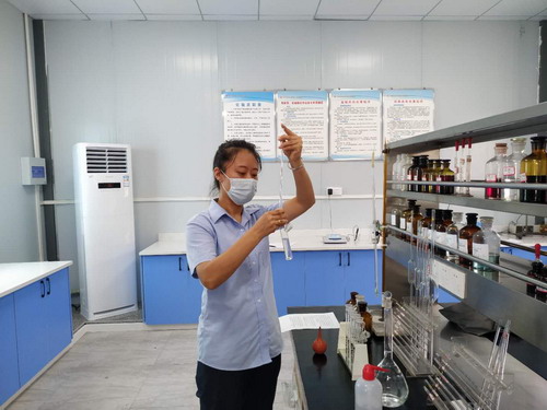 永安双华公司林美云：开展分析技能比武现场_调整大小.JPG