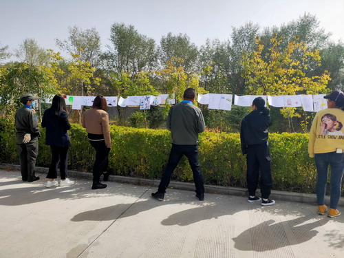 青海海西东诺化工有限公司在生产车间举办“质量月”职工漫画展现场_调整大小.jpg