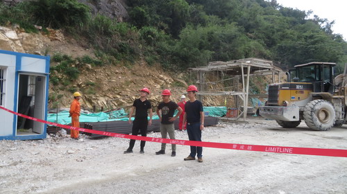 罗元洲：图为分公司技术人员在施工现场进行售后回访_调整大小.jpg