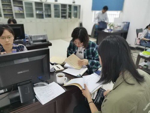 刘娟莉：图为检查组对分公司财务部进行检查_调整大小.jpg