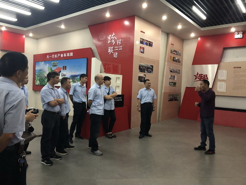 永安双华公司许丽珠：八一村支部书记刘圣远解说现场_调整大小.JPG