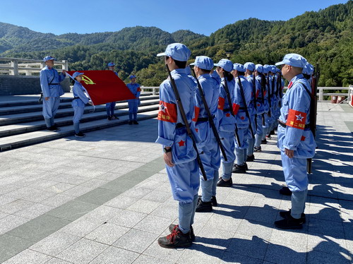 吴瑶：重温入党誓词_调整大小.jpg