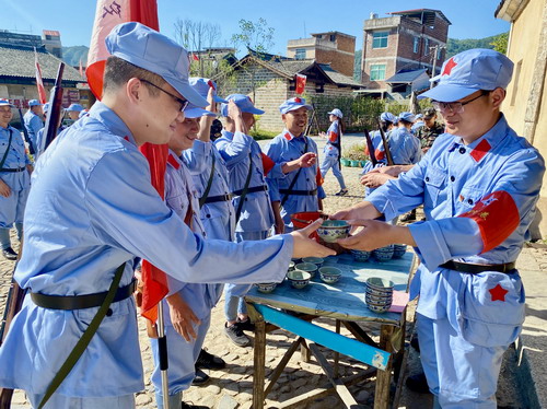 吴瑶：重温革命历史_调整大小.jpg