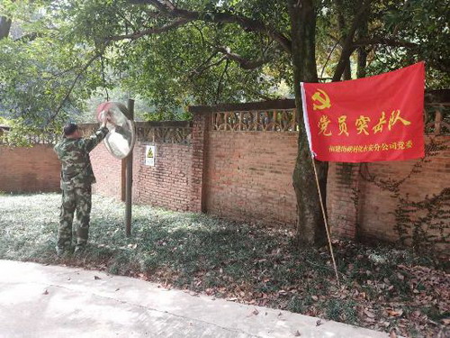 永安分公司刘卿云：党员突击队队员在清理反光镜_调整大小.jpg