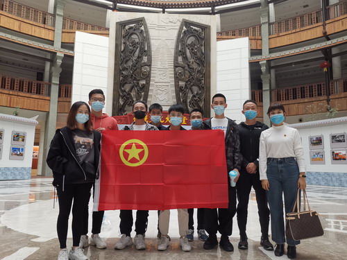 张逸清：龙岩分公司团支部开展“看家乡变化  展家乡风�? 增爱乡情怀”主题团日活�?_调整大小.jpg