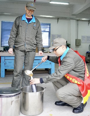 叶莉：龙岩分公司机关后勤党支部党员手工熬制姜汤送往洞库、车间等地~1.jpg