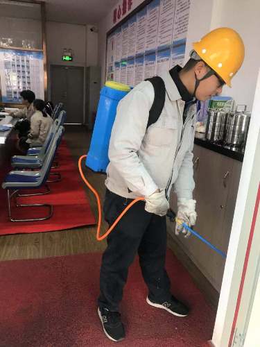正月初一一线员工王瑾坚持疫情防控做好生产区域的消毒消杀工作(改）.jpg