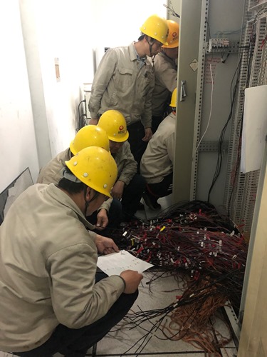 正月初四电仪班一行进行机柜搬迁线路改造工�?改）.jpg