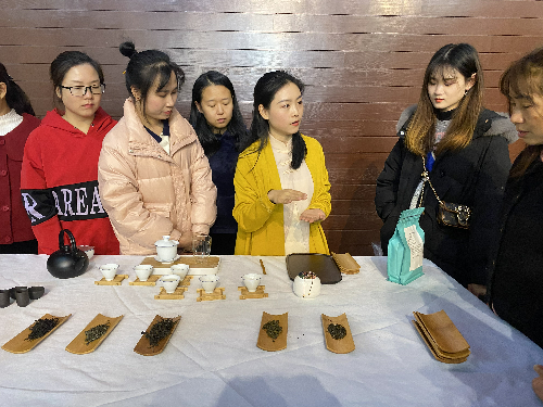 烽林连珂莹：烽林分公司团员青年参加“青心茶�?品味国学”青年茶艺培�?.png