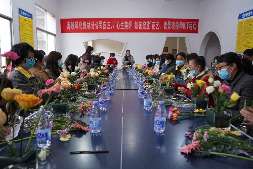 烽林连珂莹：烽林分公司举办庆“三八”花艺、微景观植物DIY活动2~1.jpg