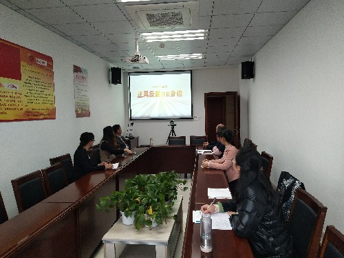 省民爆全体干部职工观看《正风反腐就在身边》廉洁教育片~1.jpg