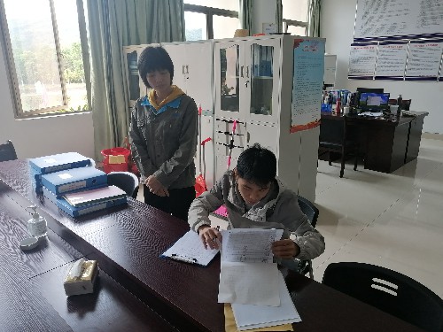 钟惠：检查组查看内业资料~1.jpg