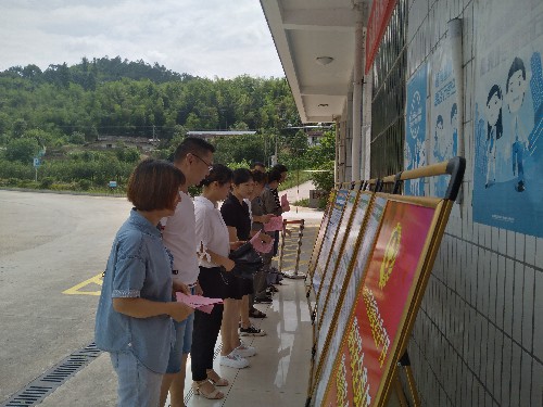 永安分公司戴静瑶：分公司职工在浏览安全展板~1.jpg