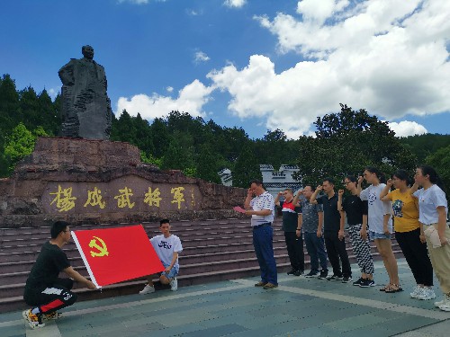 民化建设党支部重温入党誓词~1.jpg