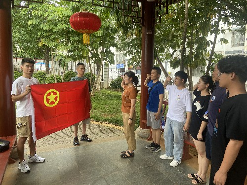 卢松烨：重温入团誓词~1.jpg