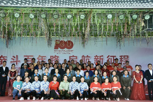 举办庆祝建党100周年暨表彰大�?~1.jpg