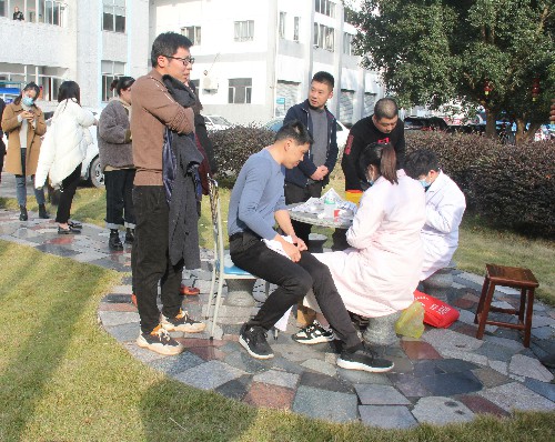 福安分公司胡廷淦：图为福安分公司员工排队接种疫苗1~1.jpg