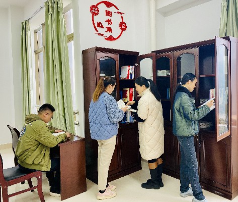 吴瑶：党员干部职工阅读书籍~1.jpg