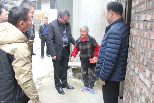 福安分公司庄灿彬：图�?�?0日吴彩洪慰问仙岭村困难群众~1.jpg