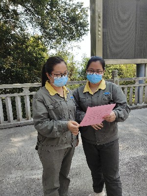 协管员分发解读宣传材料~1.jpg