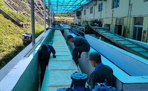 龙岩分公�?钟强�?机修车间党员突击队排除乳化一车间冷却水池链板故障隐患点现场~1.jpg