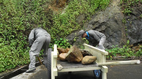 永安分公司卢衍传+车间职工在清理排水沟1~1.jpg