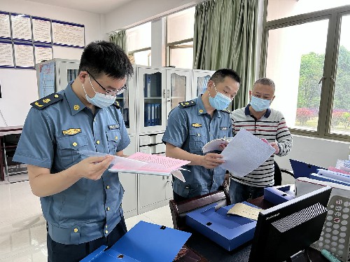 龙岩分公�?钟惠+检查指导现场~1.jpg