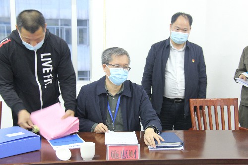 （采用）胡廷淦：图为施惠财在检查内业资�?~1.jpg