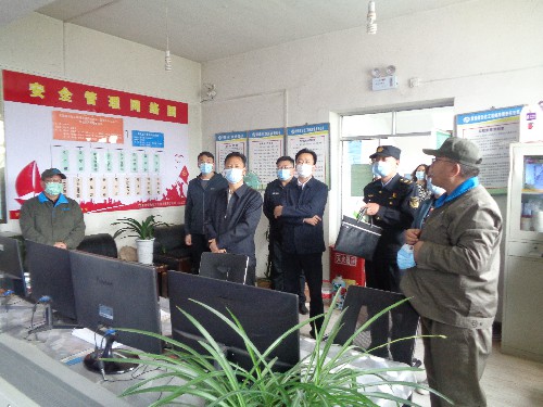 青乐公司杨玉伟检查现场~1.jpg