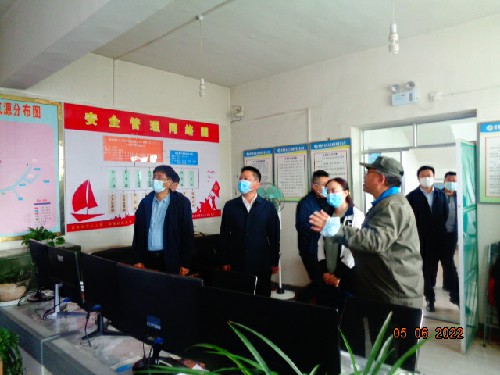 青海青乐公司杨玉伟检查现场~1.jpg