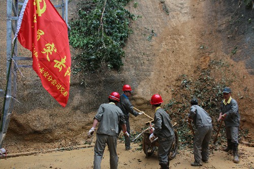 （采用）海峡科化永安分公司刘宏凯：风展红旗屹中流 灾后自救显担当——海峡科化永安分公司把主题党日活动开展到灾后自救第一线照�?~1.jpg