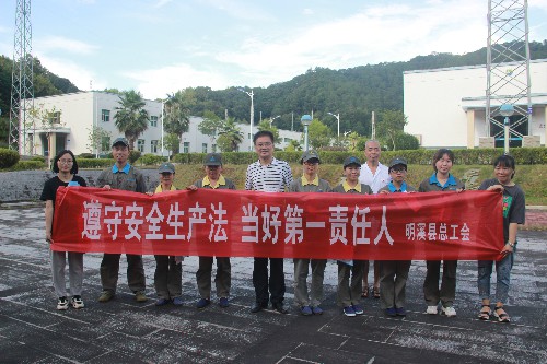 （建议采用）烽林邓秋花：县总工会安全生产宣传合影~1.jpg