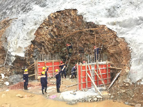 （建议采用）富兴建设+刘睿+紫金山金铜矿低品位铜矿石运输巷道爆破现场~1.jpg